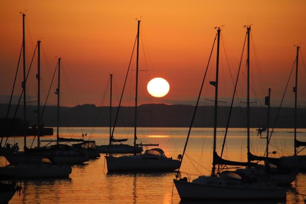 Ynys Lawd, Holyhead Marina Apartment Bagian luar foto